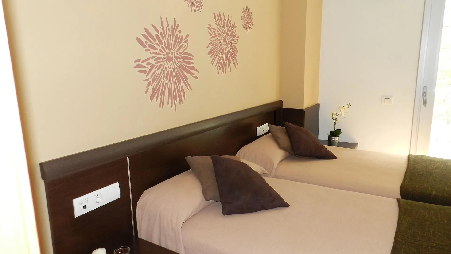ברצלונה Hotel Travessera 2*,
