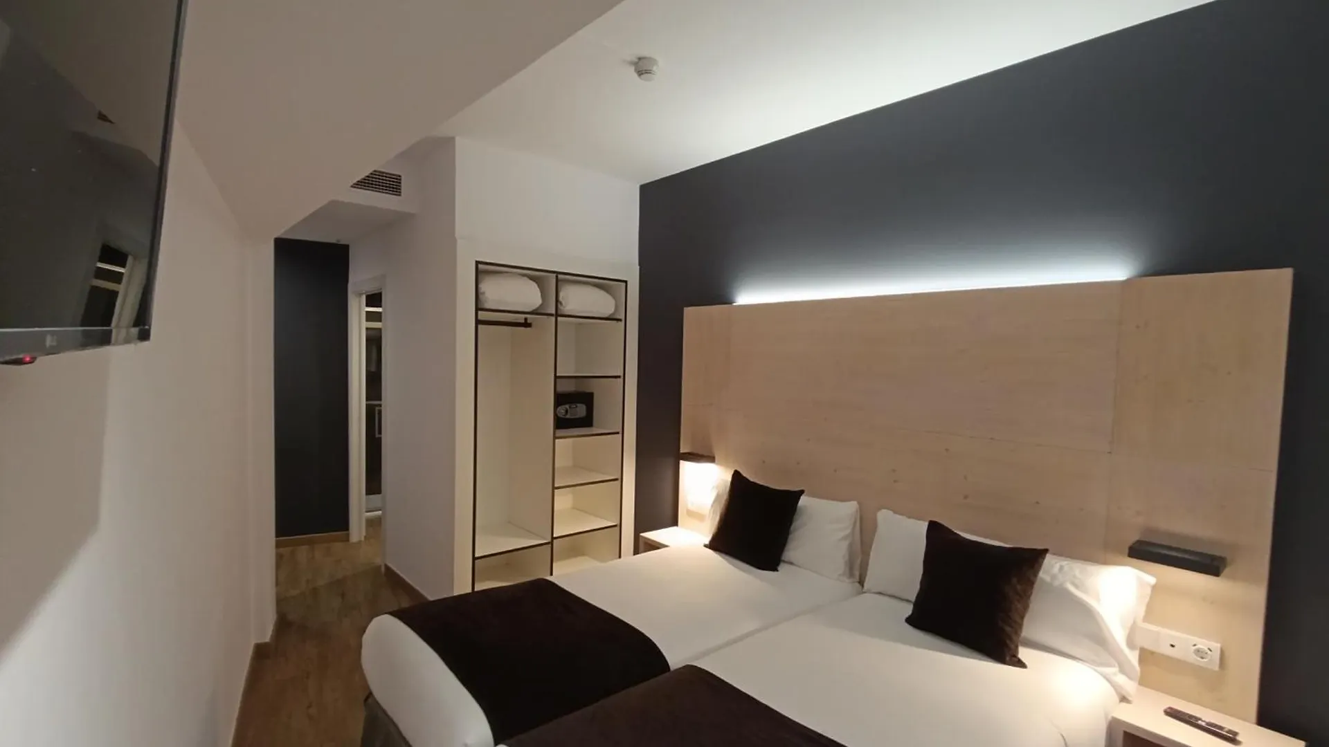 ברצלונה Hotel Travessera 2*,  ספרד