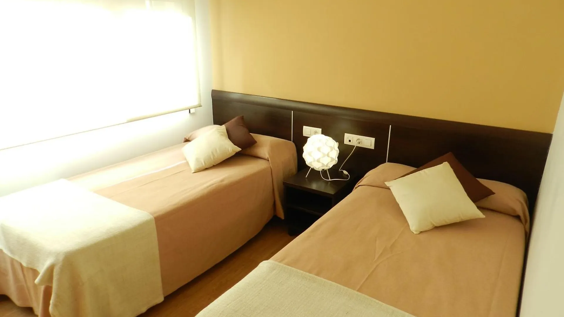 **  ברצלונה Hotel Travessera ספרד