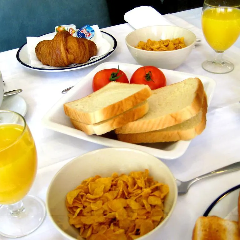 **  ברצלונה Hotel Travessera ספרד