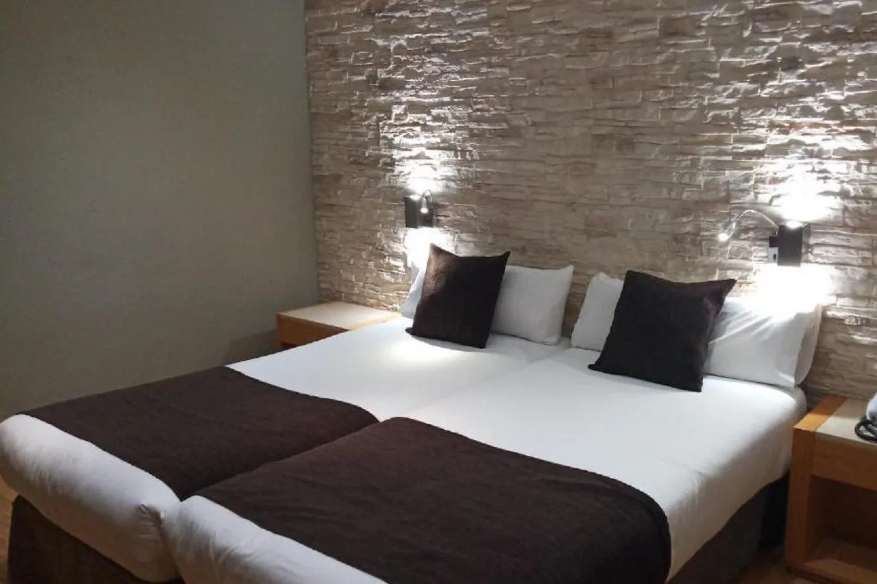 ברצלונה Hotel Travessera 2*,  ספרד