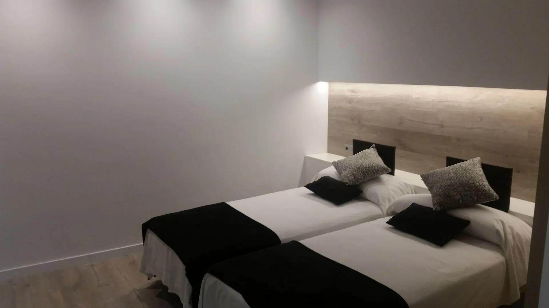 Hotel Travessera Барселона