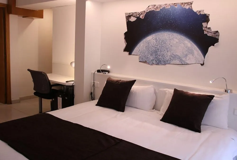 Hotel Travessera Барселона 2*,