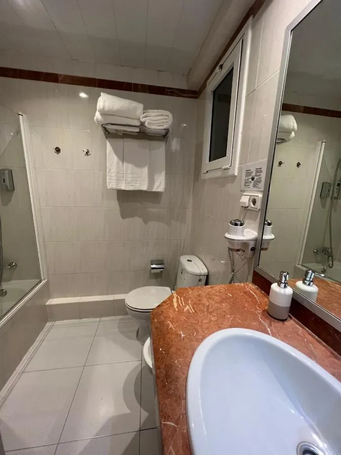 Hotel Travessera Барселона