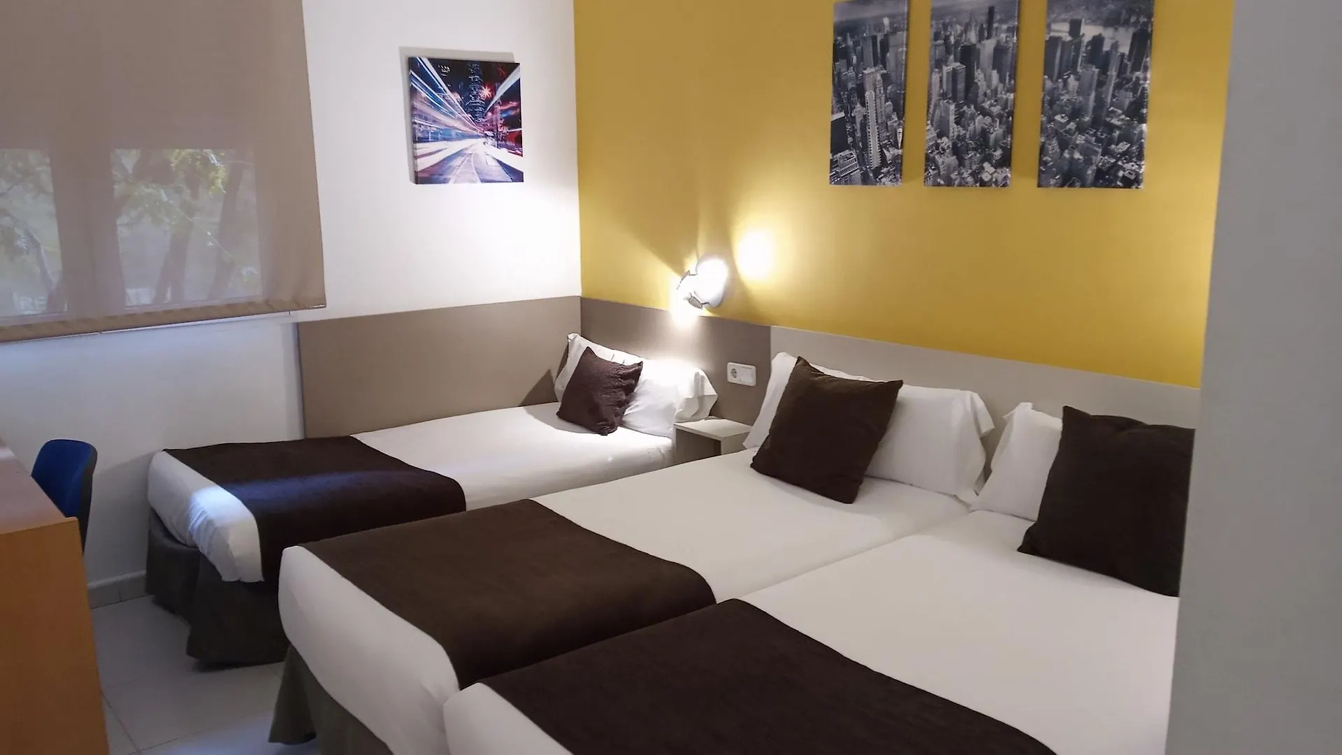 Hotel Travessera Барселона 2*,