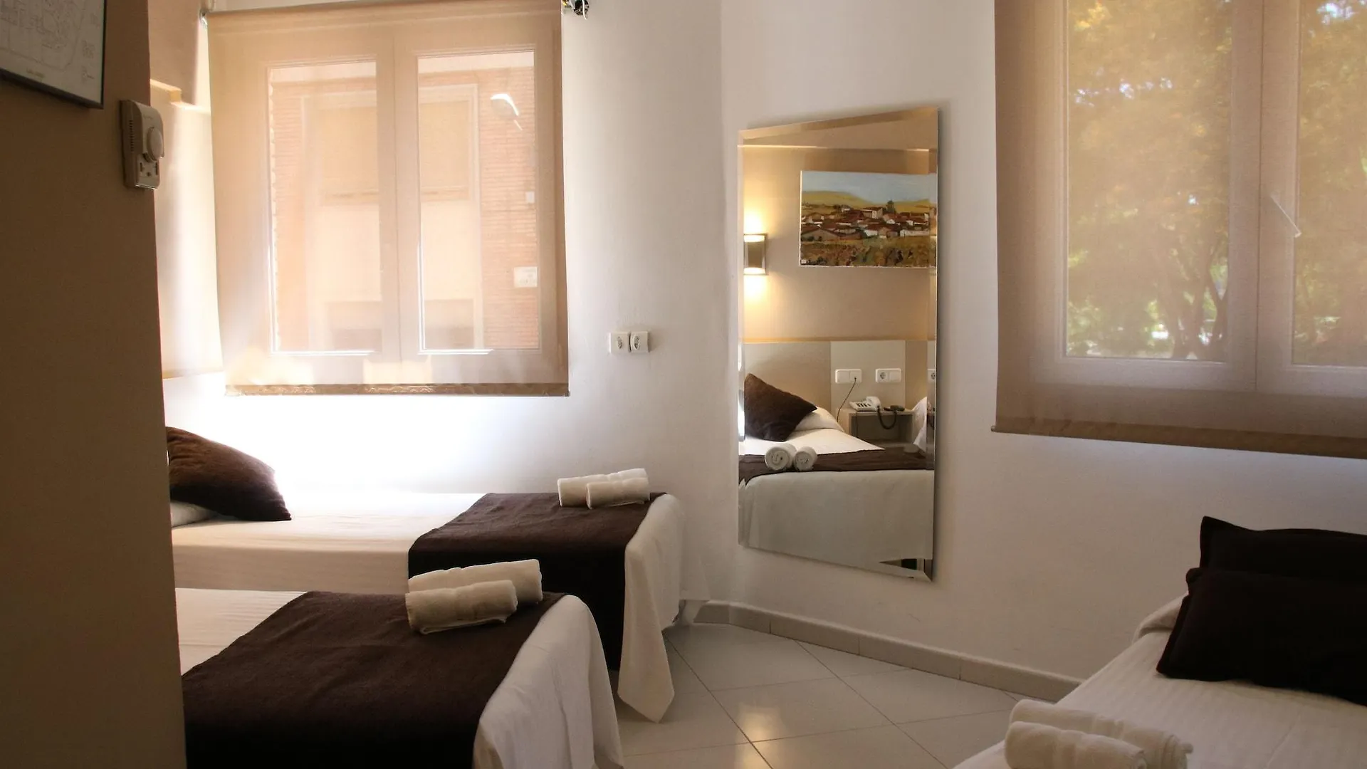Hotel Travessera Барселона 2*,
