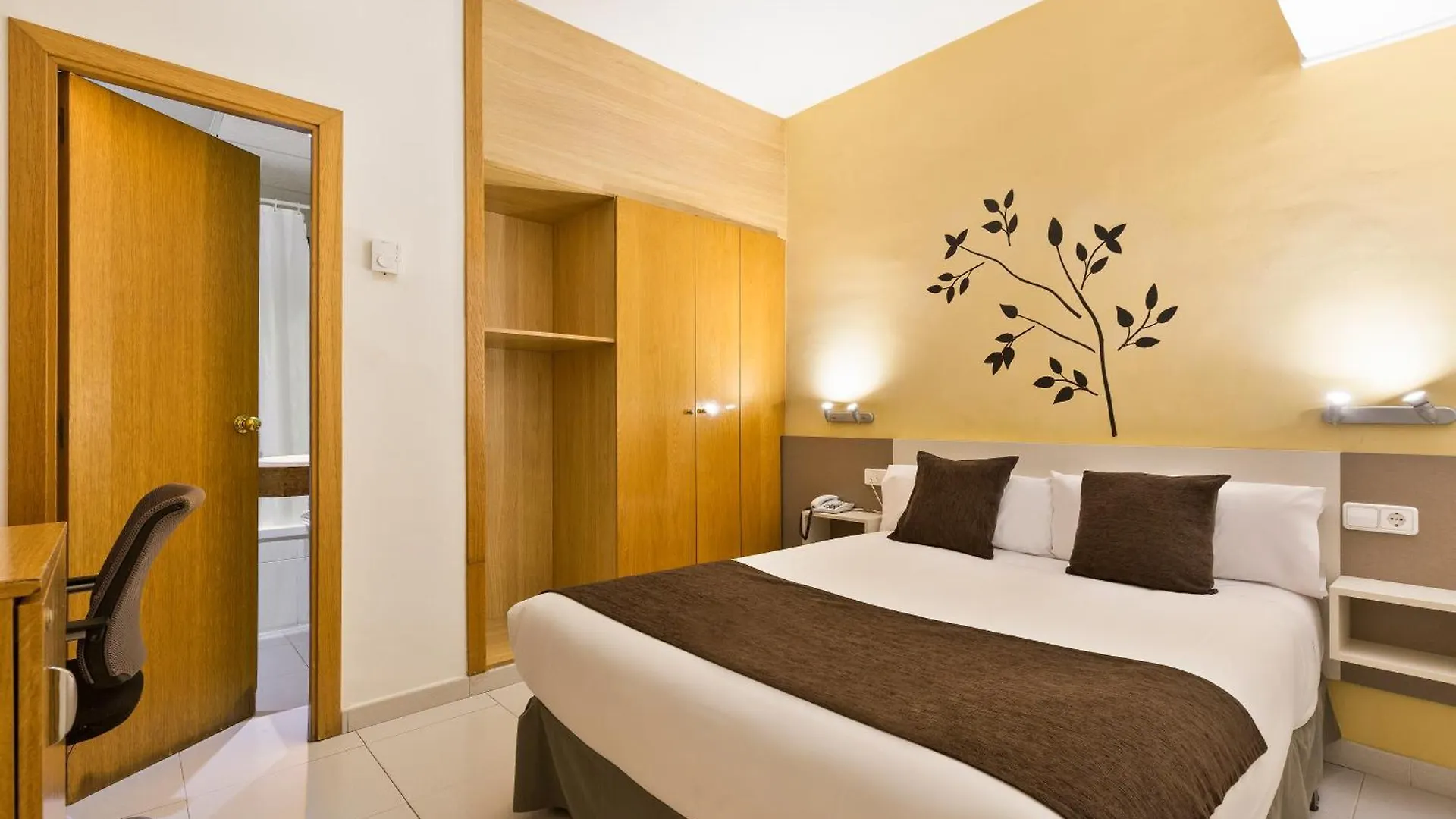 Hotel Travessera Барселона