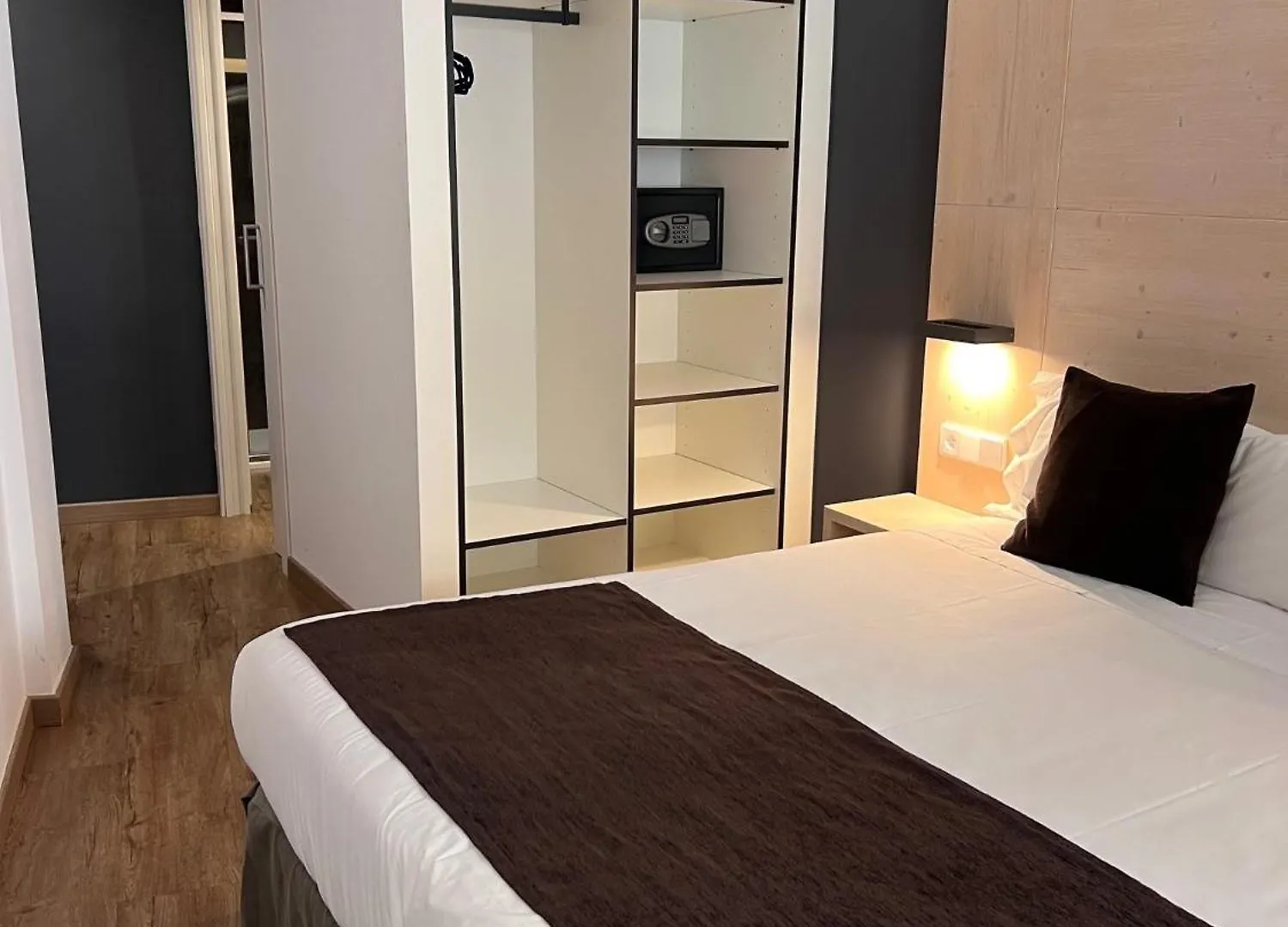 Hotel Travessera Барселона